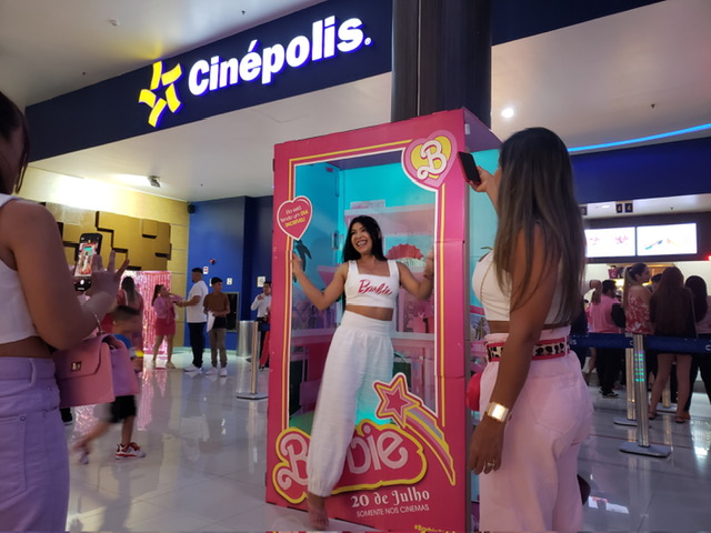 Barbie: fãs colorem cinema de rosa para ver filme em Brasília